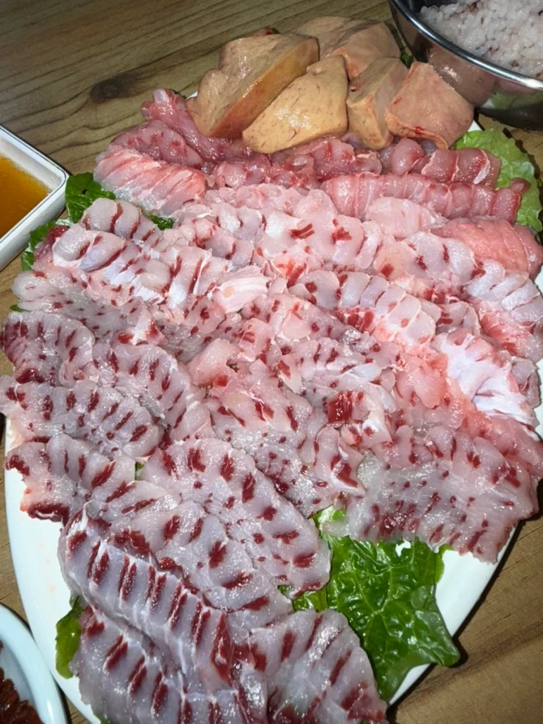 Yellow stingray hoe platter with liver cubes and perilla leaves at Doraji Sikdang Goheung
